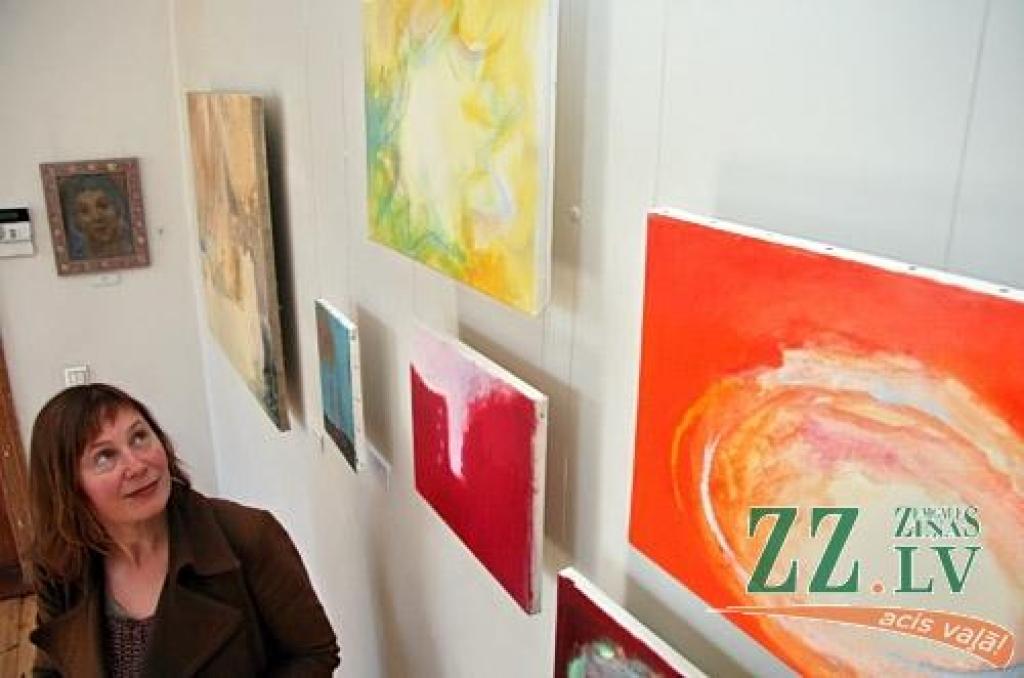 Jelgavas vecpilsētas galerijā «Suņa taka» jauna ekspozīcija – gleznotājas Baibas Ūlandes personālizstāde «Laiks dārzam, dārza darbi».