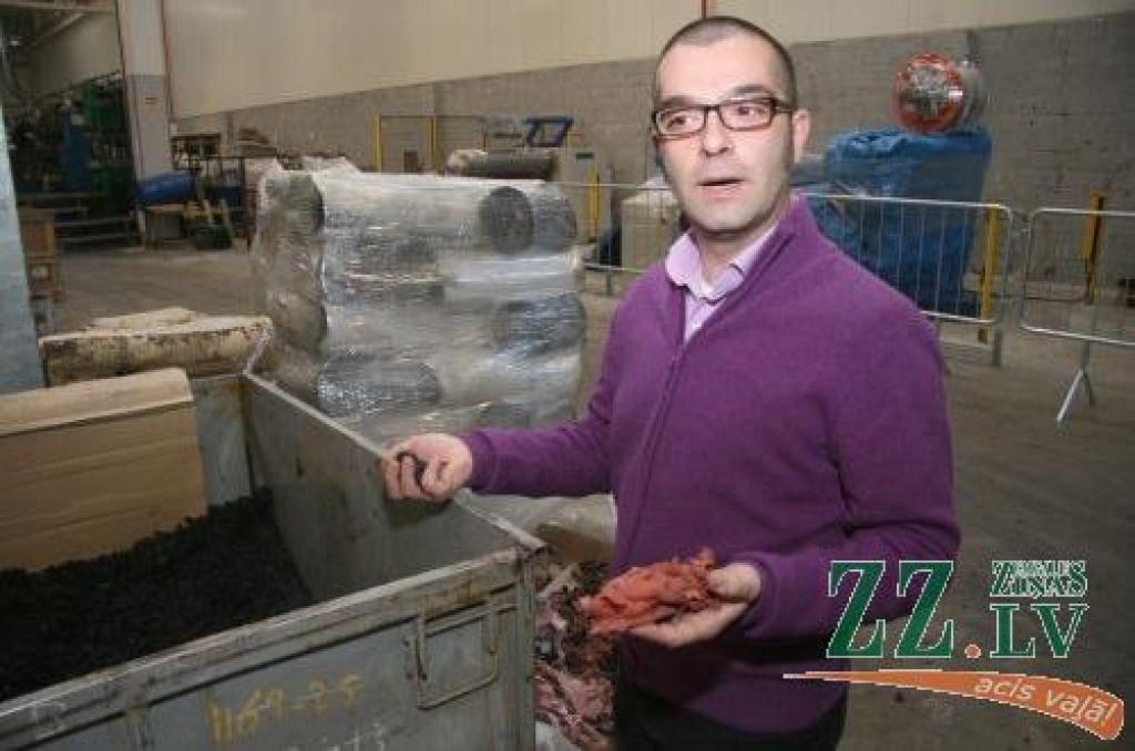 Kaut arī pēc streika pieteikuma Jelgavas gumijas un metāla ceļa zīmju ražošanas rūpnīcā «Nordic Metalplast» trešdien darbinieki saņēma aizkavēto algu par martu un 40 procentu no aprīļa algas, vismaz daļa no viņiem arvien domā piedalīties protesta akcijā, kas plānota pirmdien, 4. jūnijā.
Autors: Agris Samcovs