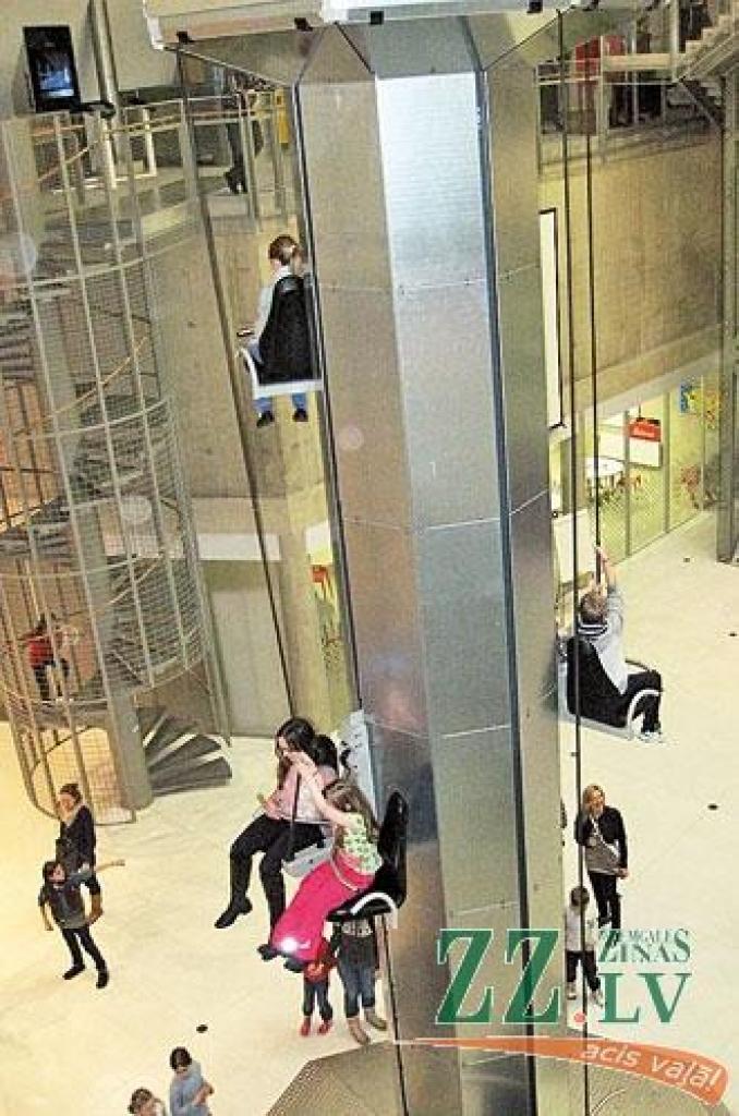 Šie krēsli brīvi nestāv. Kuram gan negribas pamēģināt sevi uzvilkt astoņu metru augstumā! Arī pats stabs visu laiku griežas uz riņķi. 
Autors: Pārsla Konrāde