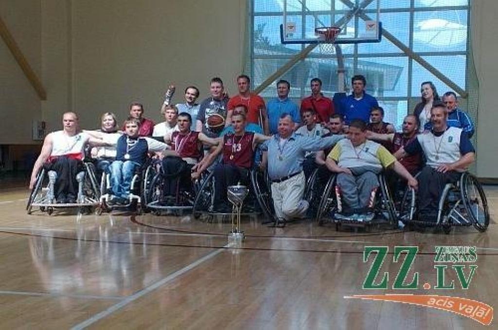 Autors: no komandas albuma