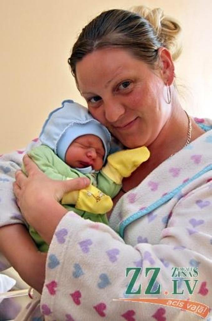 Elejas pagasta jaunākais iedzīvotājs ir mazais Kevins – Svetlanas Sergejevas un Igora Andrejeva mantinieks. 
Autors: Agris Samcovs