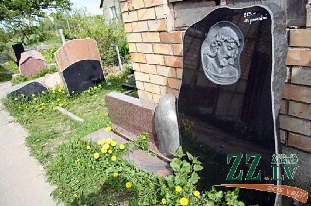 Jelgavnieks Neils Saksons ar akmeni strādā jau vairāk nekā 20 gadu. Amatu apguvis no tēva, kas arī bija akmeņkalis. 
Autors: Agris Samcovs