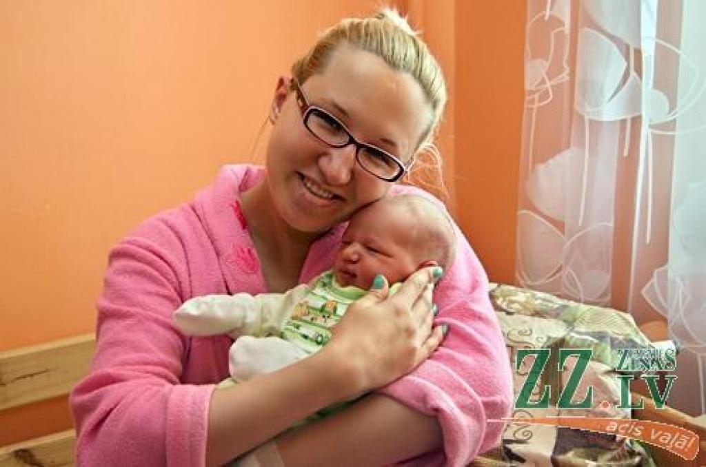 Kad visā Latvijā tika atzīmēta Mātes diena, īsti svētki izvērtās Jūlijas Gagajevas un Vladislava Ķestera ģimenē – tur tika sagaidīts dēls.
Autors: Agris Samcovs