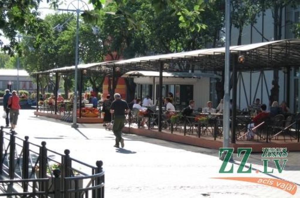 Jelgavas Dome sēdē nākamnedēļ lems par kafejnīcas «Silva» īpašnieces SIA «Viktorija B» iesniegumu.
Autors: www.visit.jelgava.lv