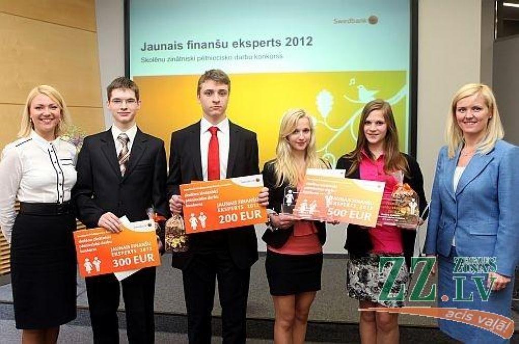 No kreisās: «Swedbank» Privātpersonu finanšu institūta direktora vietniece Diāna Krampe, Normunds Eliņš, Haralds Lipsnis, Laura Hippe, Maija Sabule un «Swedbank» Privātpersonu finanšu institūta direktore Ieva Use-Cimmermane. 
Autors: Publicitātes foto