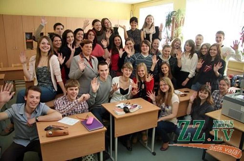 Jelgavas Valsts ģimnāzija gatavo savu grāmatu, kuras izdošanai tiks veltīti 90 gadu jubilejā savāktie līdzekļi.
Autors: Agris Samcovs