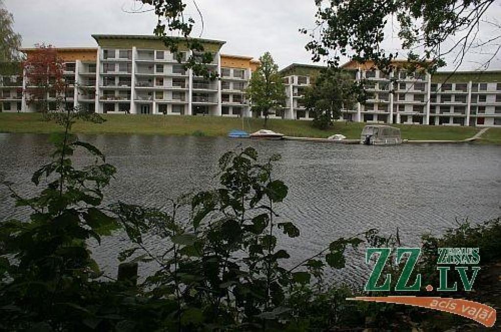Kopš ir pieņemti grozījumi Imigrācijas likumā, Ozolnieku pagastā īpašumu iegādājušies 17 ārzemnieki, apmēram puse no viņiem bija iekārojuši dzīvokļus «Iecavkrastos». 
Autors: Agris Samcovs