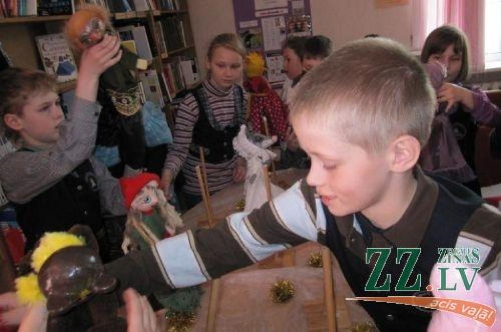 Bērni iepazīst Svetlanas Gricajas leļļu teātri bērnu bibliotēkā «Zinītis».
Autors: Ligita Lapiņa, JZB