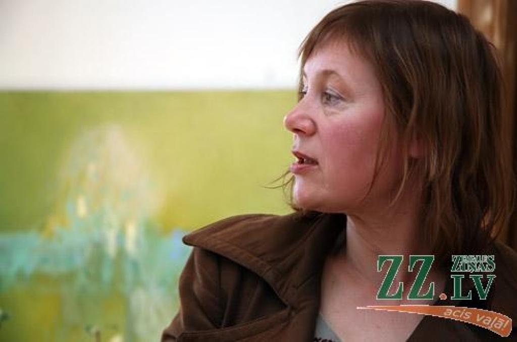 2008. gadā Vecpilsētas galerija «Suņa taka» tika atklāta ar Baibas Ūlandes personālizstādi «Putni virs ūdeņiem». Tagad nu jau iecienītajā Jelgavas mākslas draugu pulcēšanās vietā skatāma B.Ūlandes jaunāko darbu izstāde «Laiks dārzam, dārza darbi». 
Autors: Agris Samcovs