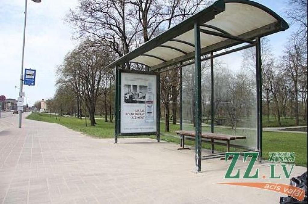 Jau rakstīts, ka stikli izsiti arī pieturā pie Jelgavas pils.
Autors: Armands Lazdiņš