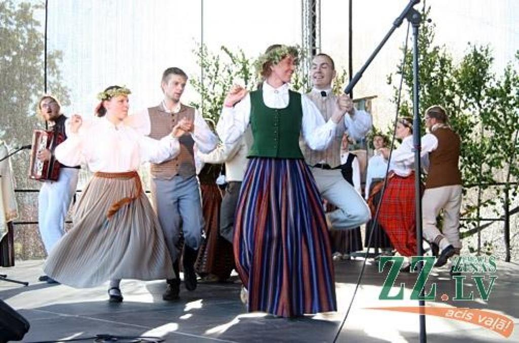 Kad Jāņi aizvadīti, no 29.jūnija līdz 1.jūlijam Jelgavā un Rīgā notiek trešais starptautiskais folkloras deju un mūzikas festivāls «Pa Pēteriem 2012». 29.jūnijā svētki notika Uzvaras parkā.
Latviju festivālā pārstāv Jelgavas aģentūras...