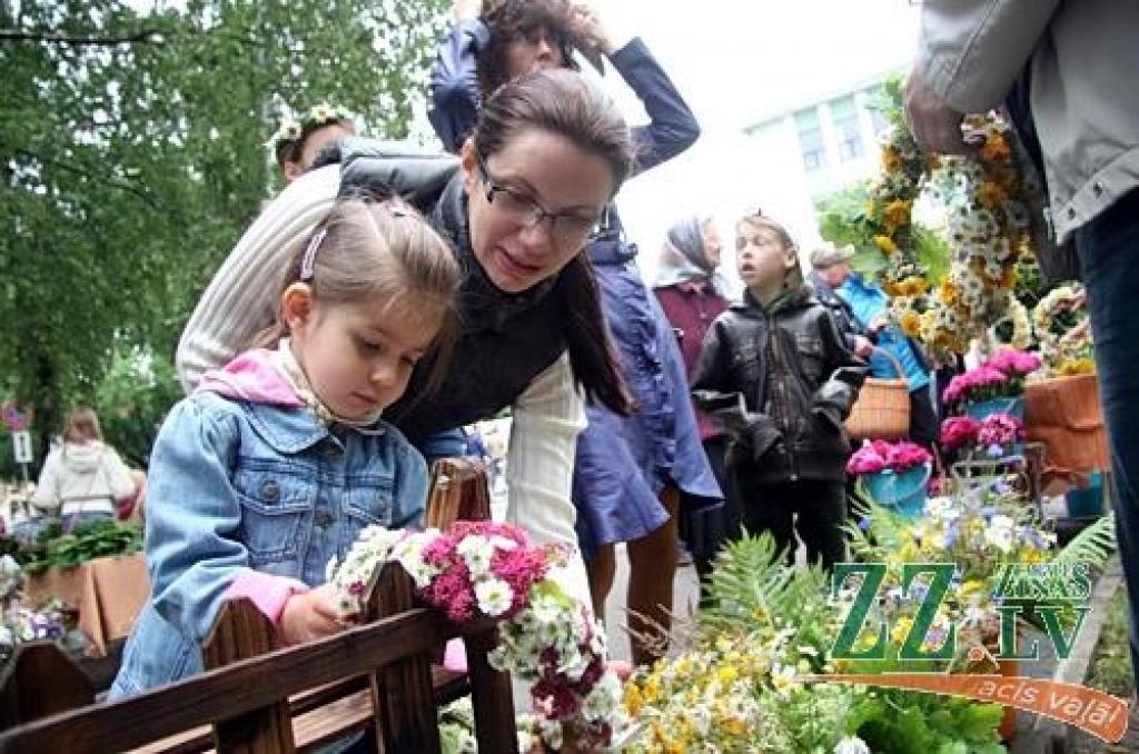 Ar tradicionālo Zāļu tirgu 23.jūnijā Jelgavā ieskandināti svētki. Līgotāji varēja iegādāties gan gardas veltes Jāņu galdam, gan priecāties par mākslinieku priekšnesumiem.
Svētkos sumināti arī paši jaunākie Jelgavas iedzīvotāji.