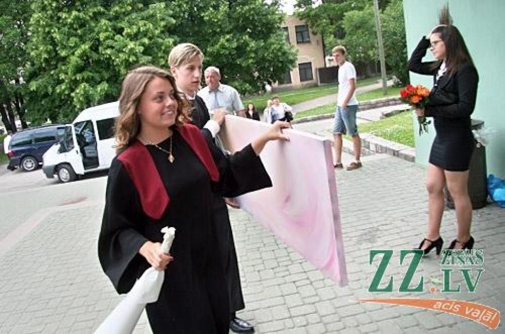 Talāros, smaidoši un gatavi jauniem dzīves izaicinājumiem 20.jūnijā izlaidumu pilsētas kultūras namā svinēja Jelgavas Spīdolas ģimnāzijas absolventi. Šajās dienās no skolas atvadās 725 pilsētas, 26 Ozolnieku un 179 Jelgavas novada 12....