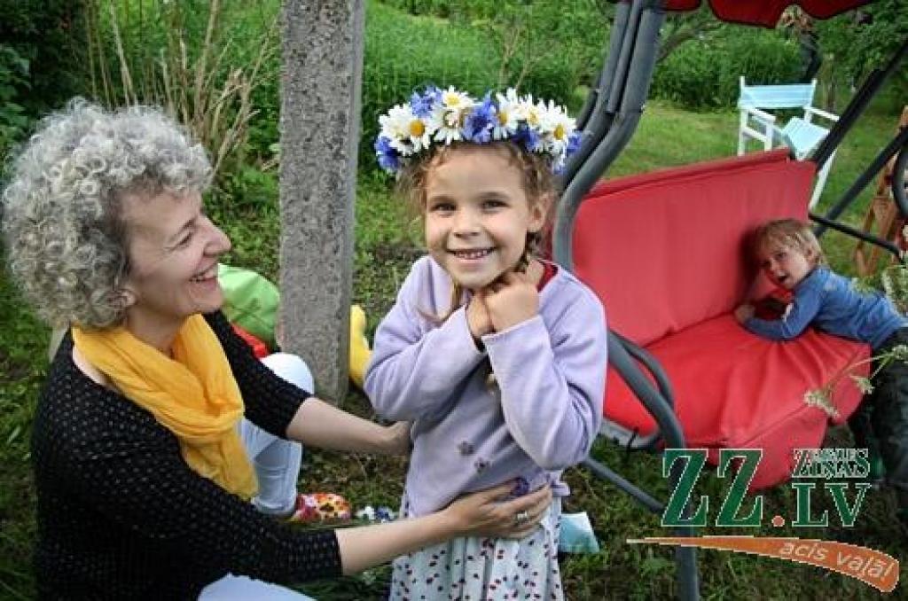 Lai atkārtotu zināmās un apgūtu mazāk pazīstamās Līgo svētku tradīcijas, Salgales pagasta «Billītēs» pulcējās radi, draugi un kaimiņi. 
Mācības vadīja folkloriste Ilga Reizniece. Viņa uzsvēra, ka Līgo nav, lai pieēstos un dzertu, jo šajos...