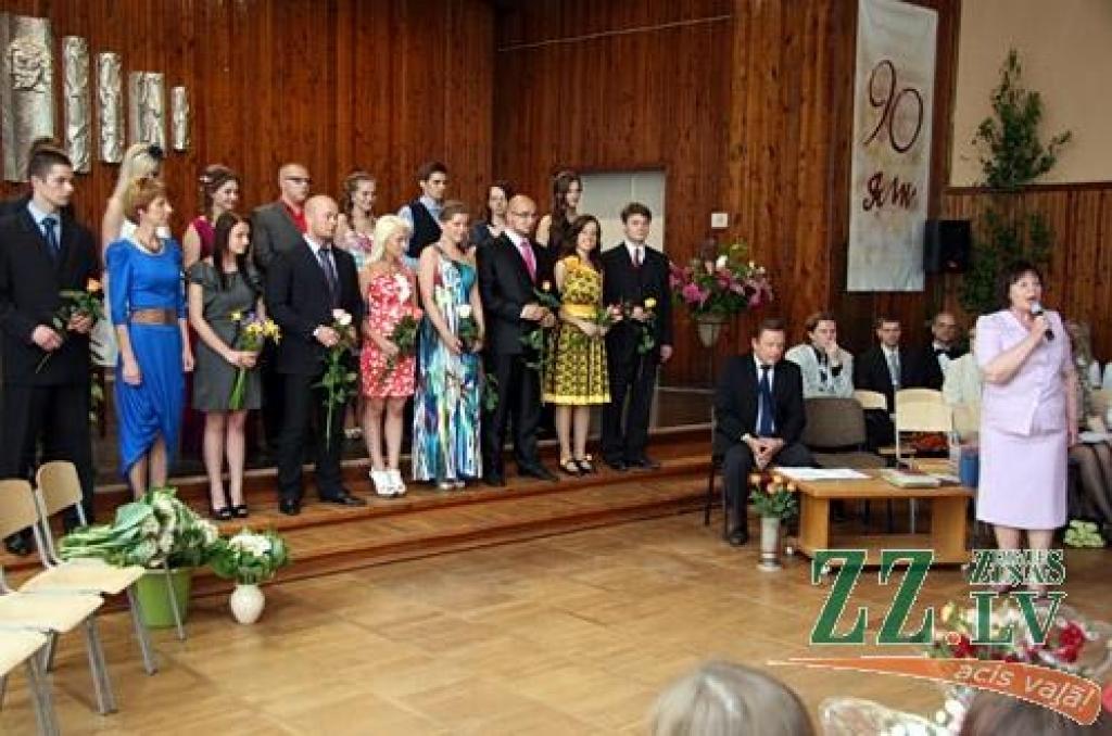 No septiņpadsmit šā gada Jelgavas Mūzikas vidusskolas absolventiem ar izcilību kvalifikācijas eksāmenus nokārtojuši trīs audzēkņi, bet ar teicamiem rezultātiem – četri absolventi
Šogad Jelgavas Mūzikas vidusskolu tās 90.gadskārtā absolvē...