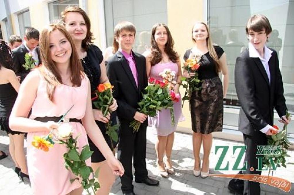Saņemot pirmās vasaras puķes, jūnija sākuma izlaidumus svin pamatskolu absolventi.