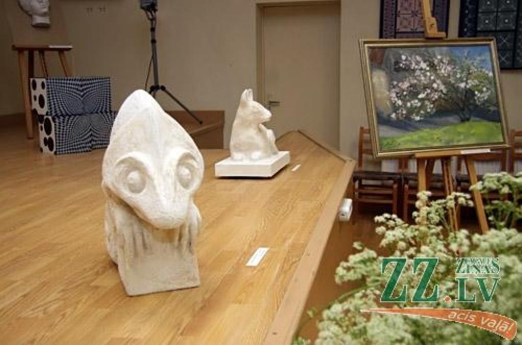 No Jelgavas Mākslas skolas absolventu noslēguma darbiem skolas zālē iekārtota izstāde, ar kuru darbdienās no pulksten 10 līdz 16 var iepazīties visu vasaru (interesentiem izmantot zvana pogu).
Noslēguma darbus vadīja pedagogi, reizē arī...