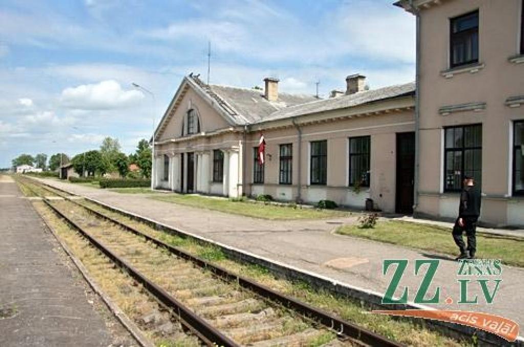 Lepnā Meitenes stacijas ēka, kas pēc arhitekta Neijas projekta uzbūvēta 1923. gadā, Elejas centrā redzama jau pa gabalu. 
Autors: Agris Samcovs