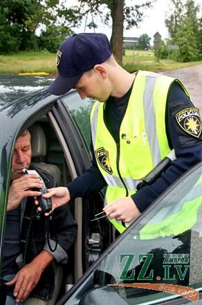 Jelgavas ceļu policijas priekšnieka vietnieks Andis Rozenbahs secina, ka salīdzinājumā ar iepriekšējiem gadiem aizturēto iereibušo autovadītāju skaits nav būtiski mainījies. 
Autors: Agris Samcovs