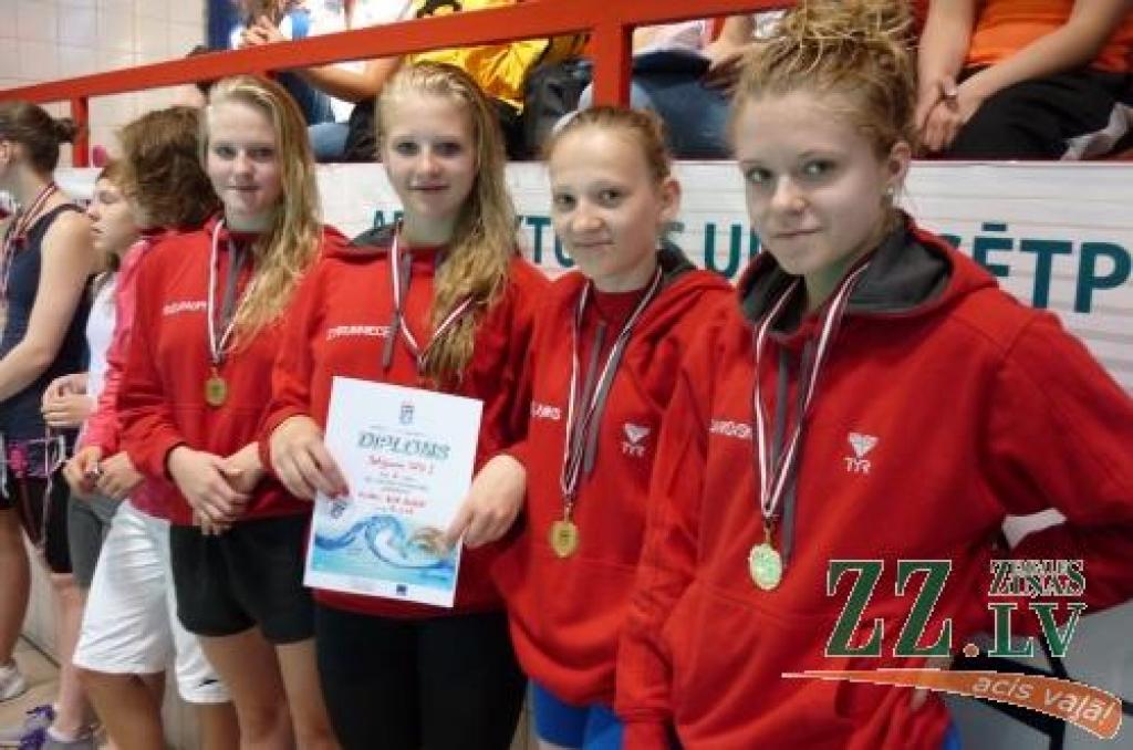 4 x 200 metru stafetes zelts (nokreisās) Vinetai Mežaraupei, Zanei Tīrumniecei, Lāsmai Klabatai, Gundegai Jankovskai.