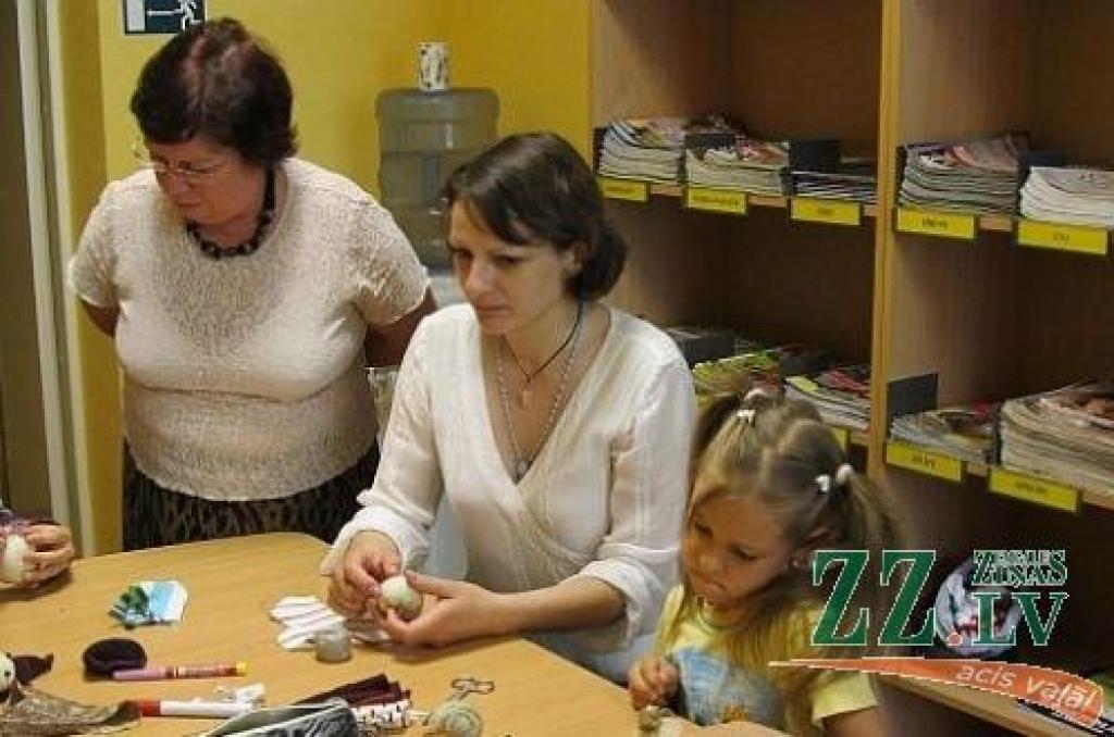 Foto no radošās darbnīcas «Zinītī» 14.jūnijā, kur bērni kopā ar bibliotekāri Baibu un brīvprātīgo Ilzi mācījās šūt lellītes. 
Autors: Ligita Lapiņa, JZB
