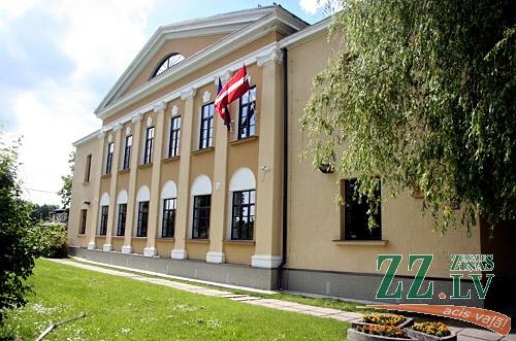 Pēc Ozolnieku pensionētā inženiera Gunāra Barupa ierosmes «Zemgales Ziņām» atmiņas par Jelgavas Kurlmēmo skolu uzticēja viņa bērnības līdzgaitnieks trimdinieks Viktors Bendrups. 
Autors: Agris Samcovs