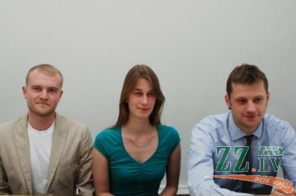 2012./2013.studiju gada LLU Senāta stipendiāti (no kreisās) – Raimonds Kupčs, Lāsma Freimane, Artis Bečs.
Autors: LLU