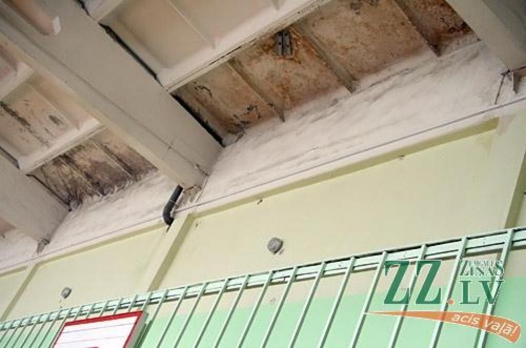 Modernizēti mājturības kabineti, energoefektivitātes paaugstināšana un skolas telpu renovācija ir galvenie darbi, kas šovasar iecerēti pilsētas izglītības iestādēs. Ja vien nav nepieciešama iepirkuma procedūra, skolu tehniskie darbinieki remontus lielākoties veic pašu spēkiem. Taču, kā atzīst mācību iestāžu vadība, darbaroku bieži pietrūkst, tāpēc talkā tiek aicināti vecāki. Viņu domas par strādāšanu skolās «brīvprātīgā piespiedu kārtā» gan dalās. Plašāk – «Zemgales Ziņu» drukātajā versijā.
Autors: Agris Samcovs