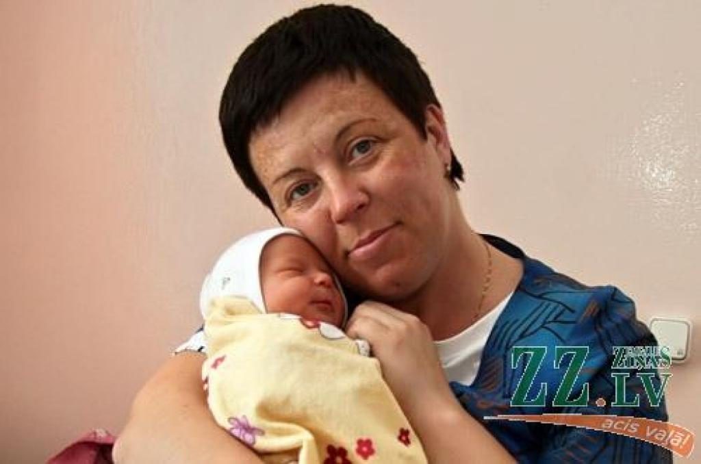 Nu jau par divu meitu vecākiem sevi sauc jelgavnieki Kristīne un Oļegs Kvači. 
Autors: Agris Samcovs