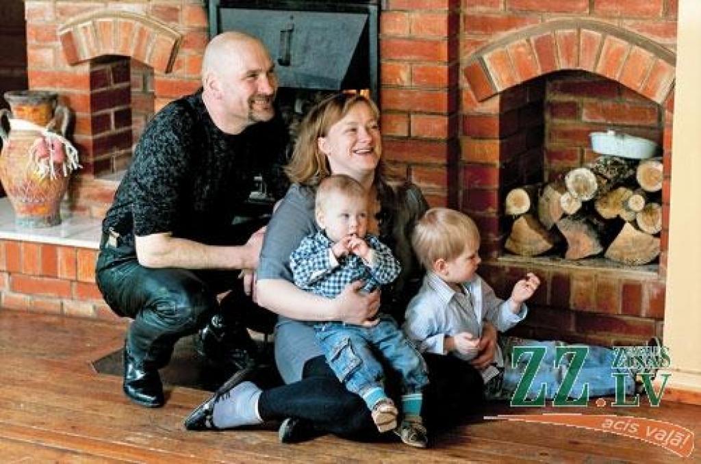 Izdevība nopirkt lielāku māju, kurā Ilze ar Aldi varētu īstenot savas ieceres un audzināt abus dēlus Gustavu un Andžeju, radās Ērģemes pagastā. 
Autors: no Leicānu ģimenes albuma