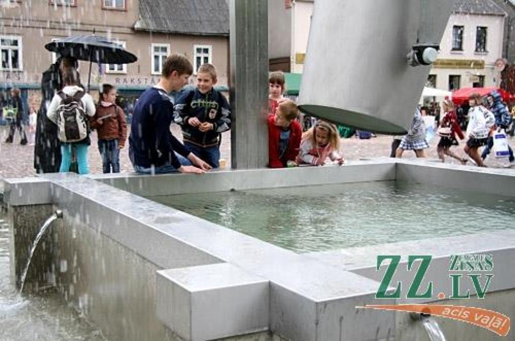 Kaut gan piektdien ik pa brīdim Dobelē līņāja, pilsētas centrā atjaunotajā vēsturiskajā Tirgus laukumā ar mūziku, smaidiem, uzmundrinošiem aplausiem ritēja trešo Dobeles novada svētku koncerts. 
Autors: Agris Samcovs