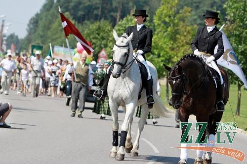 Sestdien Ozolnieku stadionā otro reizi deviņus gadus garajā novada vēsturē (kopš tagadējā Salgales novada pievienošanās apritējuši trīs gadi) iesoļoja svētku «Ar saknēm novadā» gājiena dalībnieki. Svētki, ko 28. jūlijā organizēja Ozolnieku...