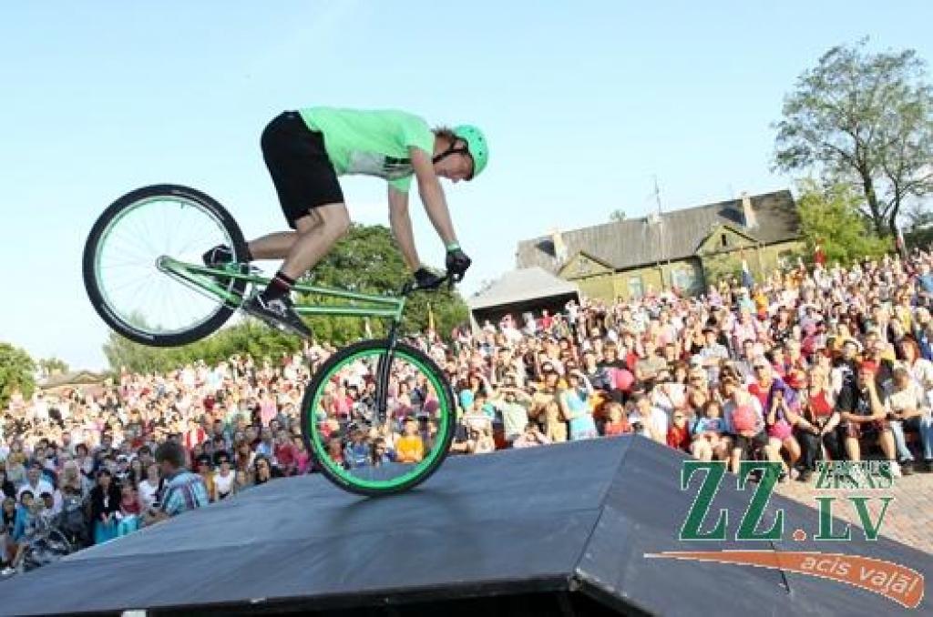 Vairākas dienas Uzvaras parkā tiek svinēts starptautiskais smilšu skulptūru festivāls. Apmeklētāji ne tikai bauda mākslinieku sniegumu, bet arī vērtē citu meistaru – sportistu priekšnesumus.
Jāatgādina, ka sestā Jelgavas starptautiskā...