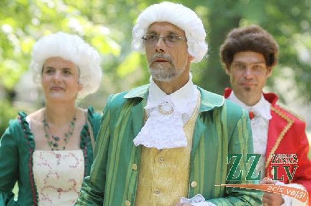 Svētki, kas norit ar devīzi «Jelgavas novads stabilai nākotnei!», sestdien Elejas muižas parkā  laikmetu straujajā skrējienā ievijuši seno leģendu elpu, bet svelmē sakarsušos veldzē ar grāfienes Dagmāras mīlas dzērienu.

Jau pie ieejas...