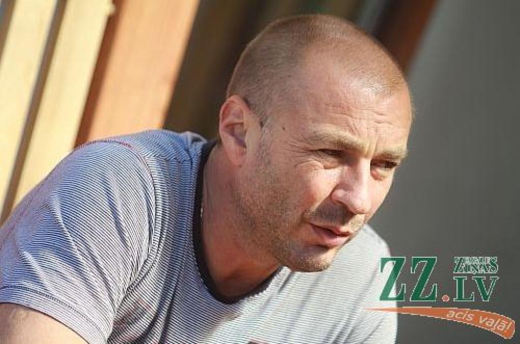 «Tas nebūs šovs, bet paraugtreniņš, tāpēc skatītājiem no mums nevajadzētu gaidīt skaistus tērpus un arī izcilu programmu. Pašlaik slidošana vēl ir diezgan «jēla», pāri visu noslīpē apmēram līdz septembrim,» par šovakar gaidāmo apmēram desmit daiļslidotāju pāru, arī jelgavnieku, uzstāšanos Ozo hallē saka olimpisko spēļu medaļnieks izcilais daiļslidotājs, bet tagad treneris Aleksandrs Žuļins.
Autors: Armands Lazdiņš