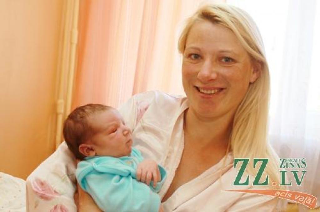 Trīs bērniem bagāta nu ir arī Kristīnes un Andra Staļģevicu ģimene no Jelgavas. Naktī uz svētdienu, 22. jūliju, 3550 gramu smagu un 55 centimetrus garu viņi pasaulē nākam sagaidīja mazo Kasparu. Par brālīti sola rūpēties arī 15 gadu vecā Laura un Artūrs, kuram apritējuši 11 gadu.
Autors: Armands Lazdiņš