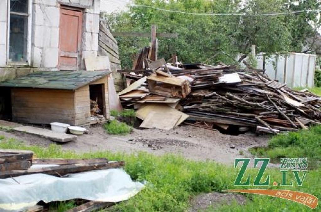 Nemieri Stadiona ielā Ozolniekos – kādas privātmājas pagalmā lielas nekārtības vidū izmitināti vairāki suņi un kaķi, kuru dēļ saspīlēta gaisotne izveidojusies kaimiņu vidū. Dzīvnieku saimniece aizgūtnēm stāsta, ka par savas mājas iemītniekiem rūpējas, bet viņas teiktajam nepiekrīt kaimiņi un atbildīgie dienesti, uzsverot – sievietei piederošie suņi ir bīstami, taču nekavējoties tos konfiscēt neļauj likums. 
Autors: Armands Lazdiņš