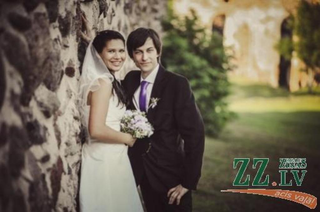  Artūrs (25) un Daiga (23) Bukonti iepazinās studentu pilsētā, tolaik Artūrs bija LLU Studentu pašpārvaldes vadītājs, bet Daiga kandidēja vēlēšanās studentu partijā. 
Autors: no Bukontu ģimenes albuma