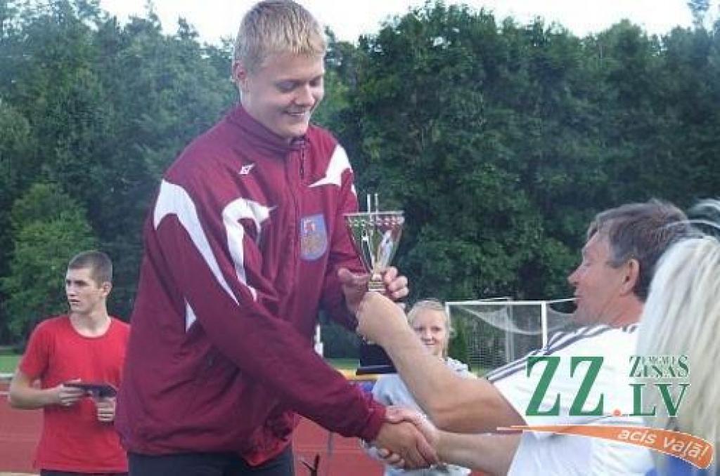 Autors: No sportista personīgā albuma