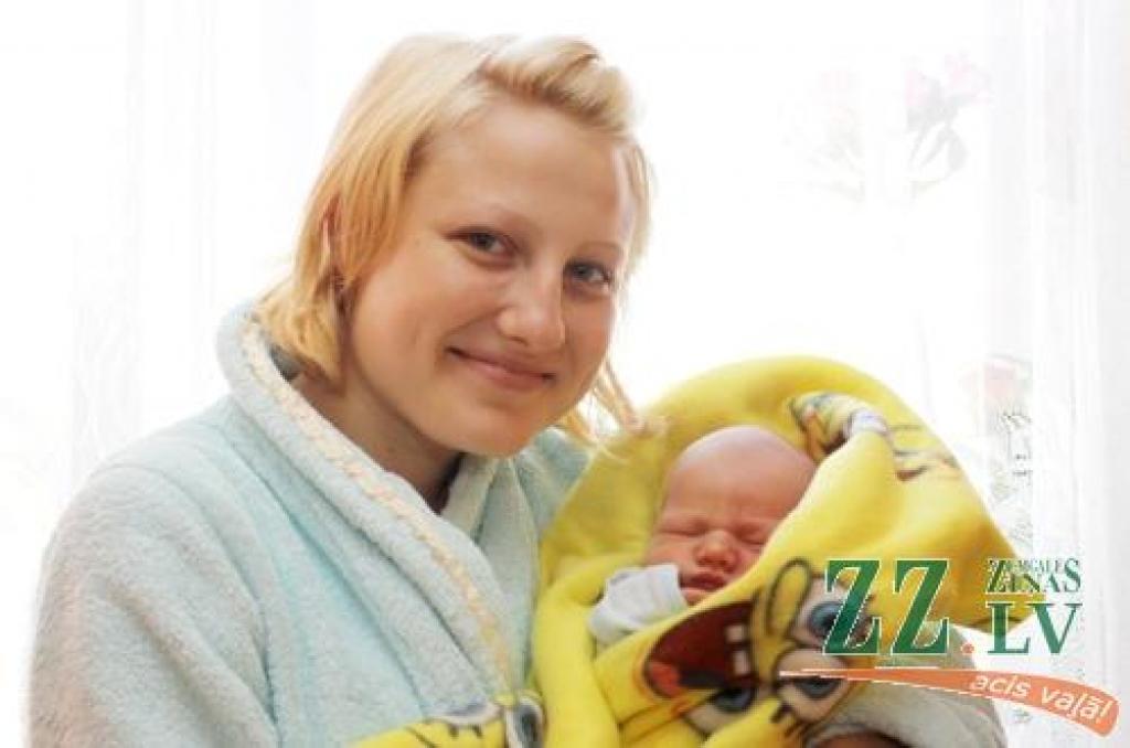 Sestdienas, 14. jūlija, vakarā 3100 gramu smags un 50 centimetru garš vienīgais šajā dienā slimnīcas Dzemdību nodaļā sevi pasaulei pieteica Viktorijas un Valērija Šaškeviču pirmdzimtais Ņikita. 
Autors: Armands Lazdiņš