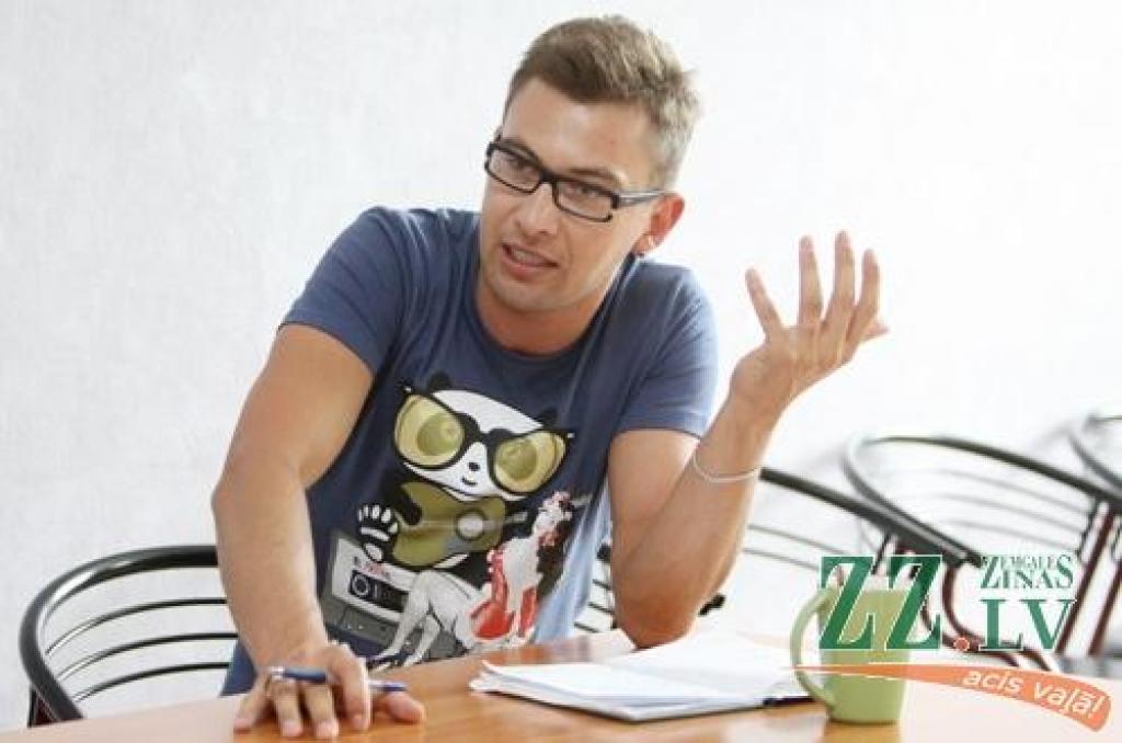 Ziemā ledus skulptūras, tikko beidzies sestais starptautiskais Smilšu skulptūru festivāls, jau uz sliekšņa nākamais lielais pasākums – Piena, maizes un medus svētki. Ierasts, ka minētie un daudzi citi pasākumi Jelgavā sen vairs nav iedomājami bez Ivara Pirvica aktīvas līdzdalības. Interviju ar aģentūras «Kultūra» projektu vadītāju, kurš ir arī Alunāna teātra aktieris, scenogrāfs un diplomēts ainavu arhitekts, lasiet laikraksta ceturtdienas numurā.
Autors: Armands Lazdiņš