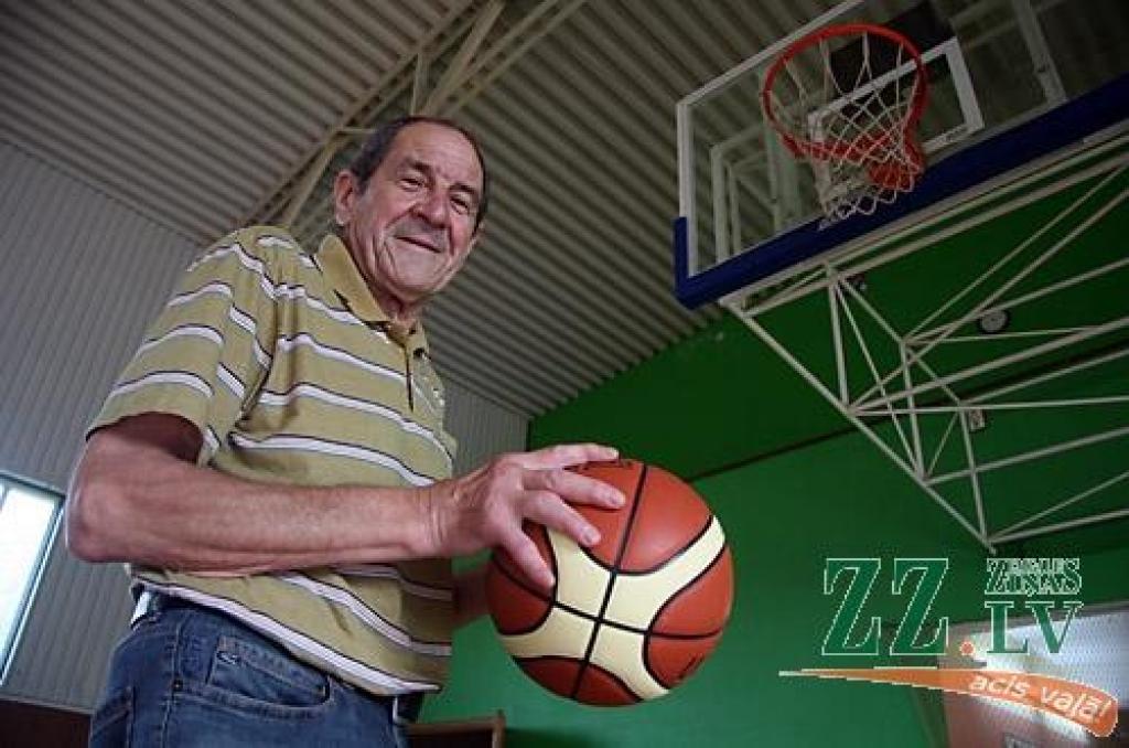 Ejot gar kādreizējo lauku sporta biedrības mājvietu, Jāni Kļaviņu pārņem nostalģiskas izjūtas. ««Vārpa» bija mans mūža aicinājums, un ar to saistās labākās atmiņas,» atzīst lauku sporta biedrības Jelgavas organizācijas vadītāja amatā trīs gadu desmitus sabijušais J.Kļaviņš. Kopš 2000. gada viņš pārzin sporta jomu Vircavā un rīt novada Sporta svētkos uzņems ap pustūkstoti viesu no visiem pagastiem. Vairāk par viņu – portretaprakstā piektdien.
Autors: Agris Samcovs