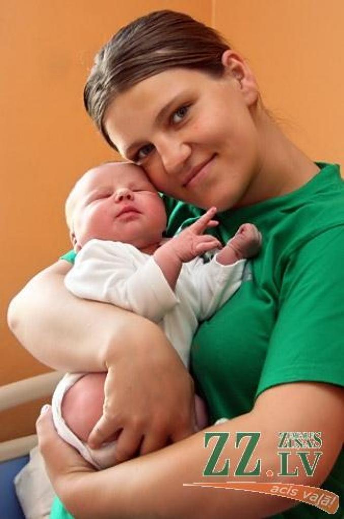 Sanitas un Aleksandra Jurišiņecu pirmdzimtā atvasīte vecāku rokās pirmoreiz  iegūla 10. jūlija vakarā. 
Autors: Agris Samcovs