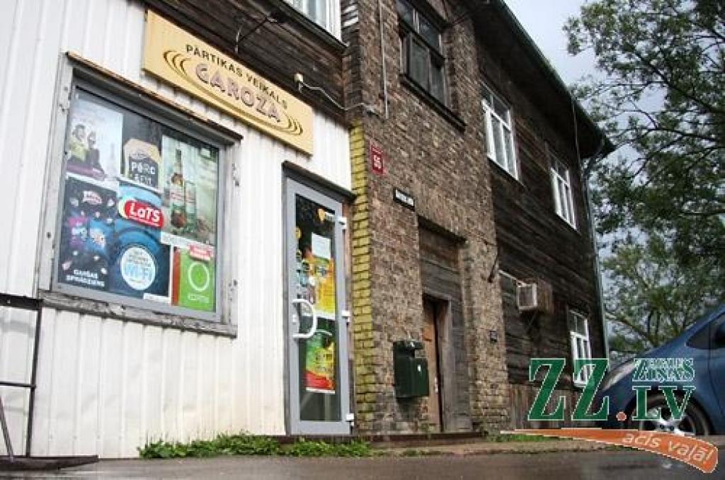 Nelikumībās pieķerta veikalnieka strīdā ar policiju iesaistās Jelgavas pilsētas deputāts Sergejs Ņevoļskis. Sakot, ka aizstāv mazos tirgotājus, viņš būtībā vajā jaunieti, kas palīdzējis atklāt pārkāpumu, un viņa ģimeni. 
Autors: Agris Samcovs