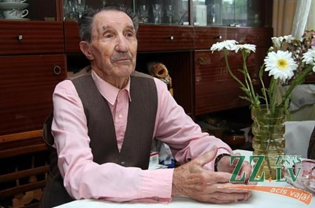 Žanis Mainieks jau vairāk nekā 50 gadus ir jelgavnieks. Krietnais vīrs pēc pāris nedēļām svinēs savu 93. dzimšanas dienu, taču, neskatoties uz cienījamiem gadiem, viņš ir apņēmības pilns sagaidīt arī savus 100. 
Autors: Agris Samcovs