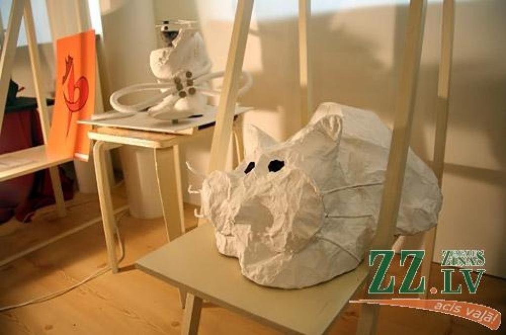 Mākslas studijas «Mansards» telpās Jāņa ielā 1a (pagalmā pie Ādolfa Alunāna parka) durvis vērusi dizaina meistardarbnīcas darbu izstāde. Raita Junkera un Kristīnas Landauas-Junkeres audzēkņu darbi šonedēļ (līdz 1.septembrim ieskaitot) būs...