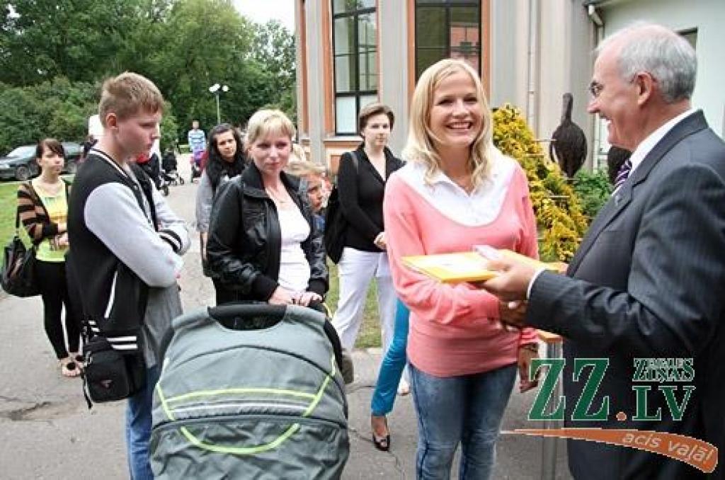 X Piena, maizes un medus svētkos, kas augusta pēdējā sestdienā notika Raiņa parkā, pilsētas Domes priekšsēdētāja Andra Rāviņa dāvātās karotītes saņēma 120 jaunie jelgavnieki, kuri dzimuši laikā no 2012. gada jūnija. Vienlaikus viņiem...