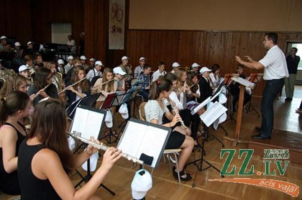 Koncertā tika rādīts piecās dienās apgūtais daudzveidīgais repertuārs – no klasikas līdz džezam. Uzstājās solisti Jānis Ēriks Grūtups, Jānis Tolēns, Guntis Majevskis (kopā ar savu pedagogu Aigaru Čudaru) un Reinis Zariņš, bet vislielāko...