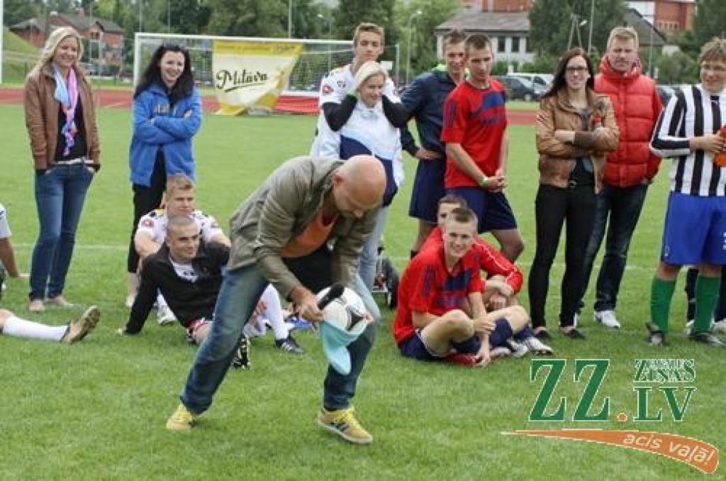 Ar idejas autoru – grupas «Prāta vētras» puišu – līdzdalību 11.augustā Zemgales olimpiskajā centrā notika amatieru futbola sacensību «Mītava Open 2012» fināls. Lai arī šoreiz labāko vidū nebija Jelgavas komandu, prieka skatītājiem netrūka,...