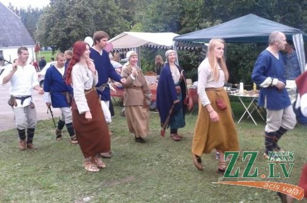 11. un 12.augustā Tērvetē pilskalna pakājē jau devīto gadu pēc kārtas aizrit tradicionālie Zemgaļu svētki. Apmeklētāju netrūkst arī šogad – cilvēki uz Tērveti plūda tūkstošiem.
Svētki guvuši lielu atzinību Latvijas iedzīvotāju un...
Autors: Dace Diržine